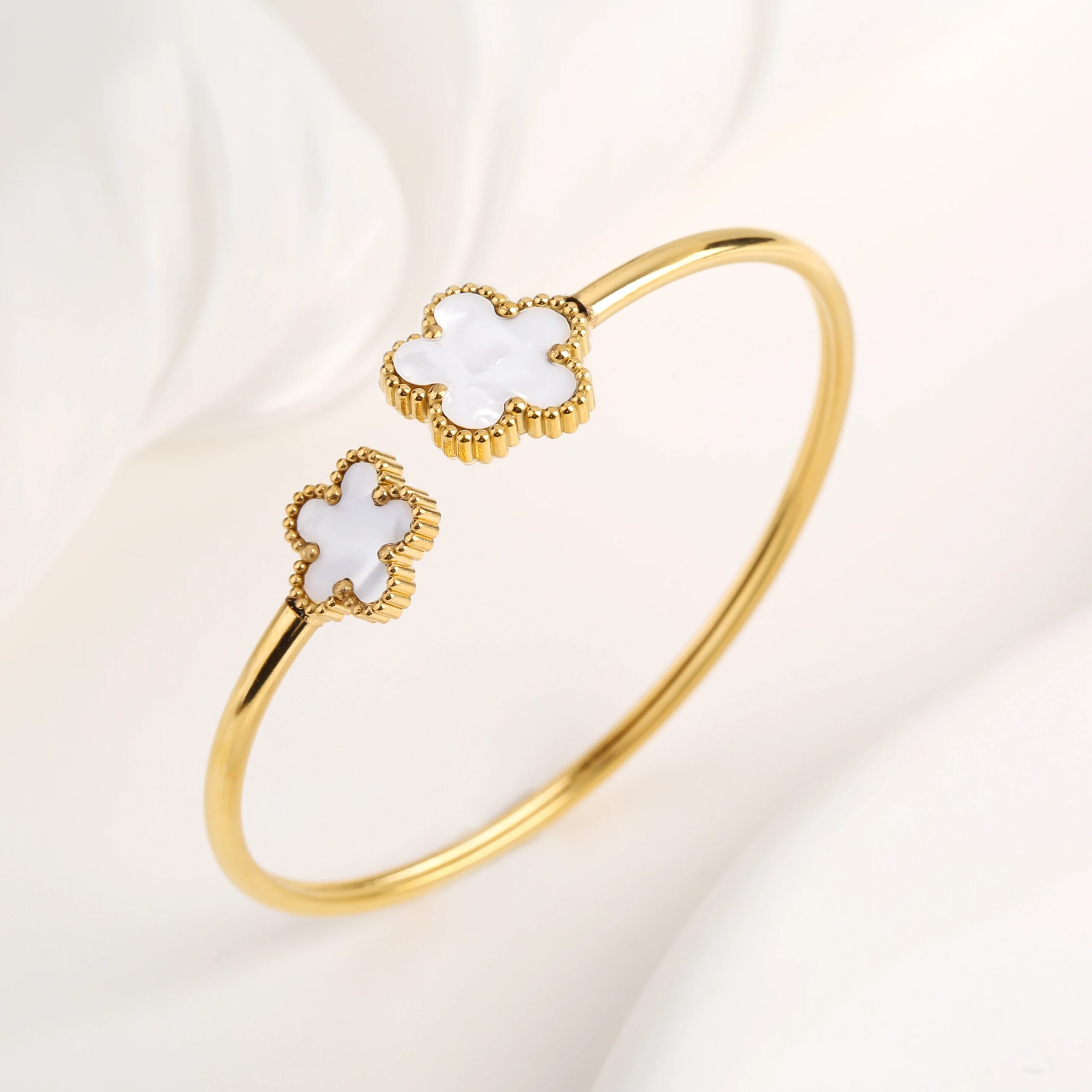 Gold-Plated Stainless Steel Five-Leaf Flower Open Bangle Luxury For Woman Girl Party Lucky Jewelry Accessories Daily Wear Clover